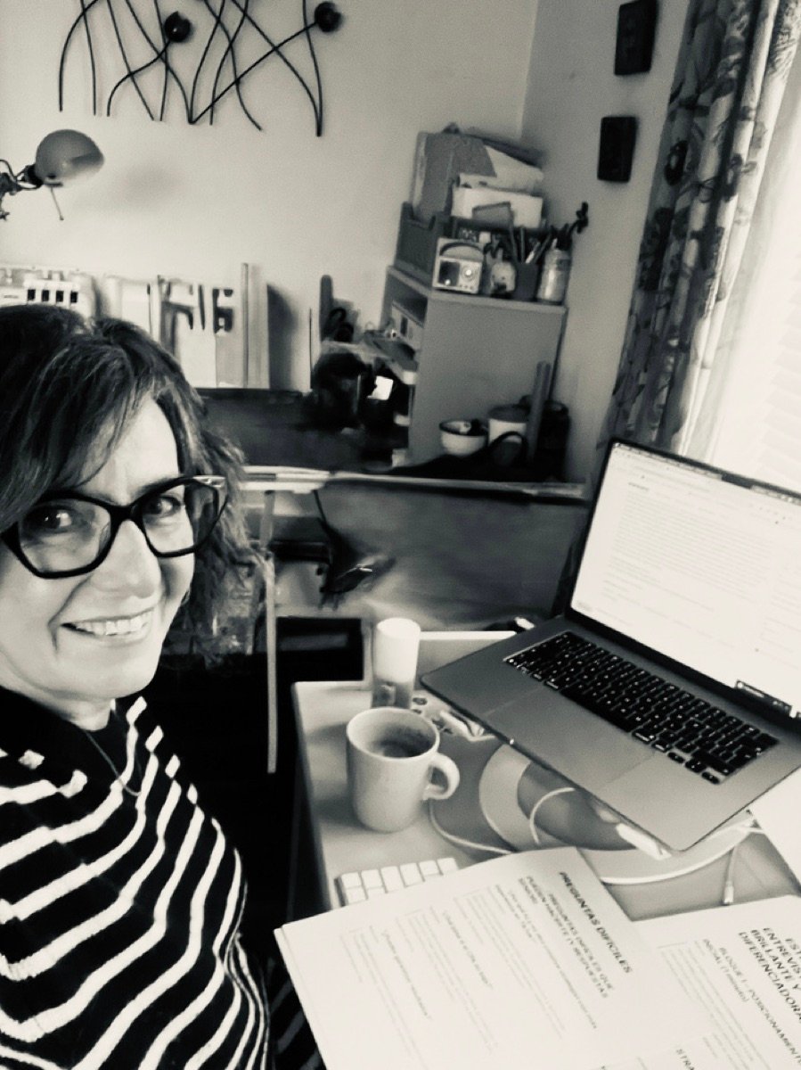 Mari Carmen Lozano trabajando en su escritorio