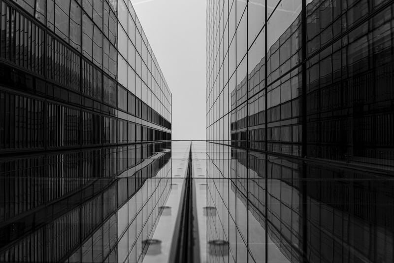 Arquitectura moderna de vidrio en blanco y negro