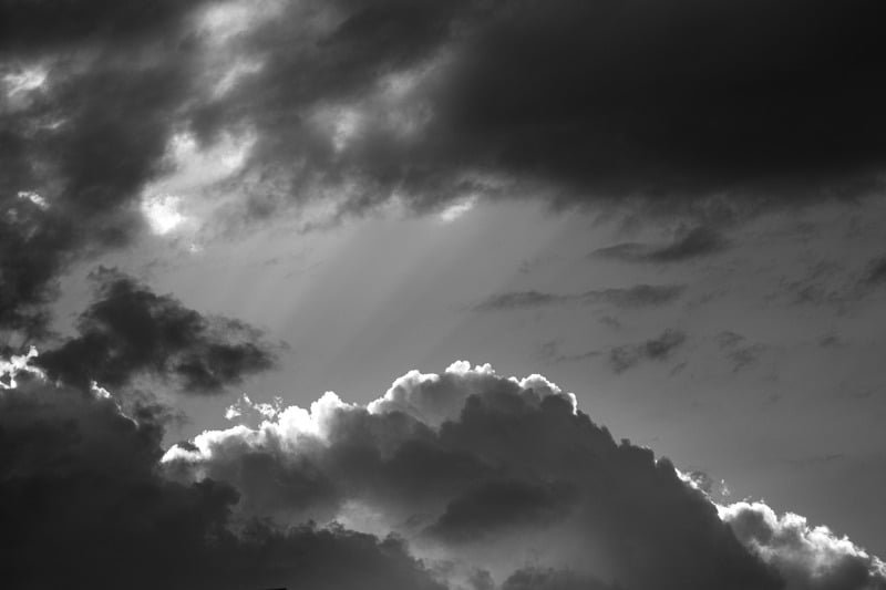 Cielo dramático en blanco y negro
